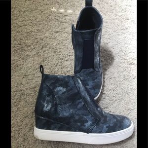 EUC G.C. Navy camo wedge shoe